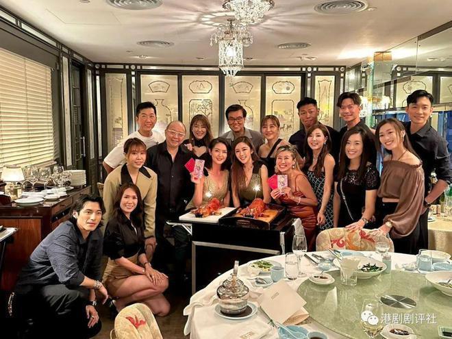 港姐冠军与10亿男友飞巴厘岛，两人似预演婚礼力证感情不变