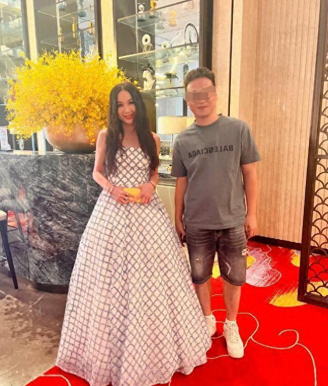 57岁温碧霞小县城商演太掉面,戴5种配饰,十级美颜仍难掩沧桑!