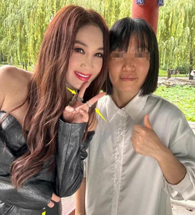 57岁温碧霞小县城商演太掉面,戴5种配饰,十级美颜仍难掩沧桑!