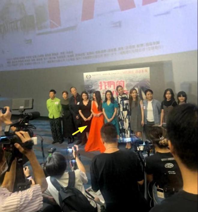 57岁温碧霞小县城商演太掉面,戴5种配饰,十级美颜仍难掩沧桑!