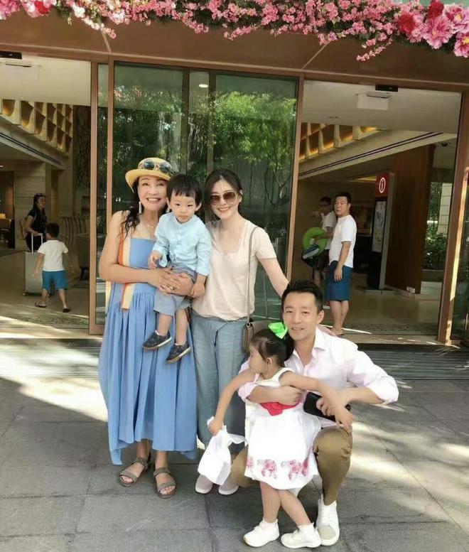 汪小菲携父亲现身台湾省 S妈相陪搭肩汪爸引热议