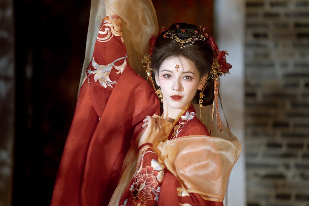 张予曦穿红衣古装娇艳明媚 眼神太撩人