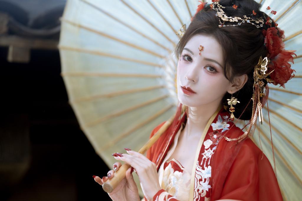 张予曦穿红衣古装娇艳明媚 眼神太撩人