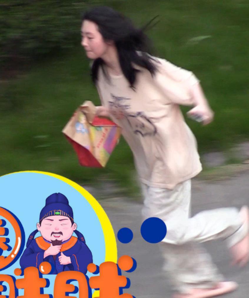 姐弟恋实锤，女方怀孕，别墅养胎？