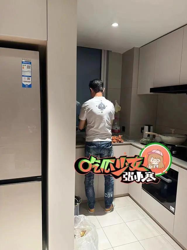 女子再曝与罗中旭交往细节 曝光多个同居证据