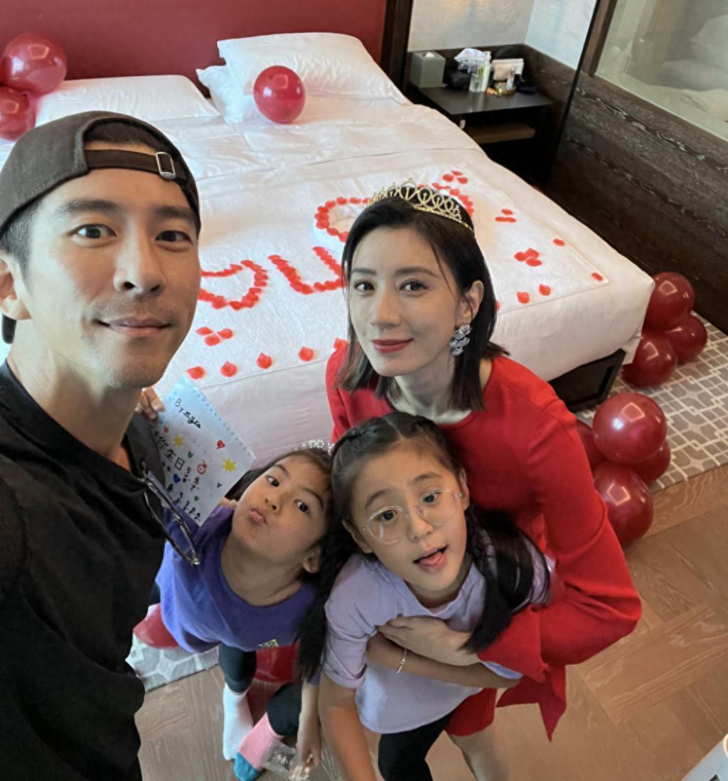 贾静雯庆祝49岁生日，获咘咘波妞探班，晒与亡父另类同框惹人泪目