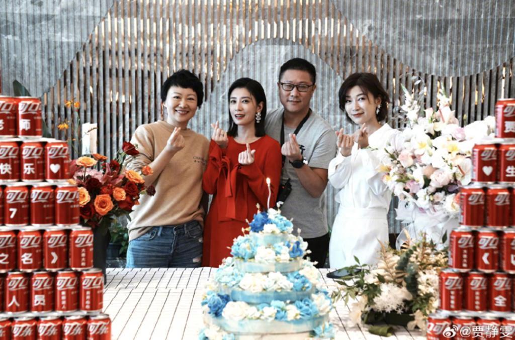 贾静雯庆祝49岁生日，获咘咘波妞探班，晒与亡父另类同框惹人泪目