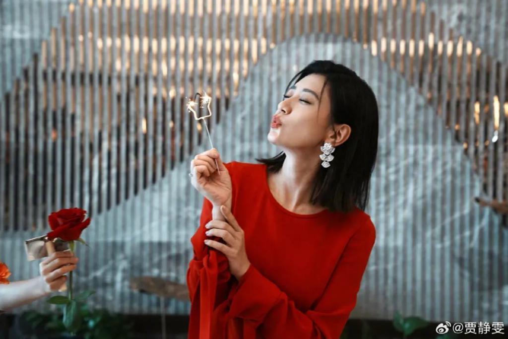 贾静雯庆祝49岁生日，获咘咘波妞探班，晒与亡父另类同框惹人泪目