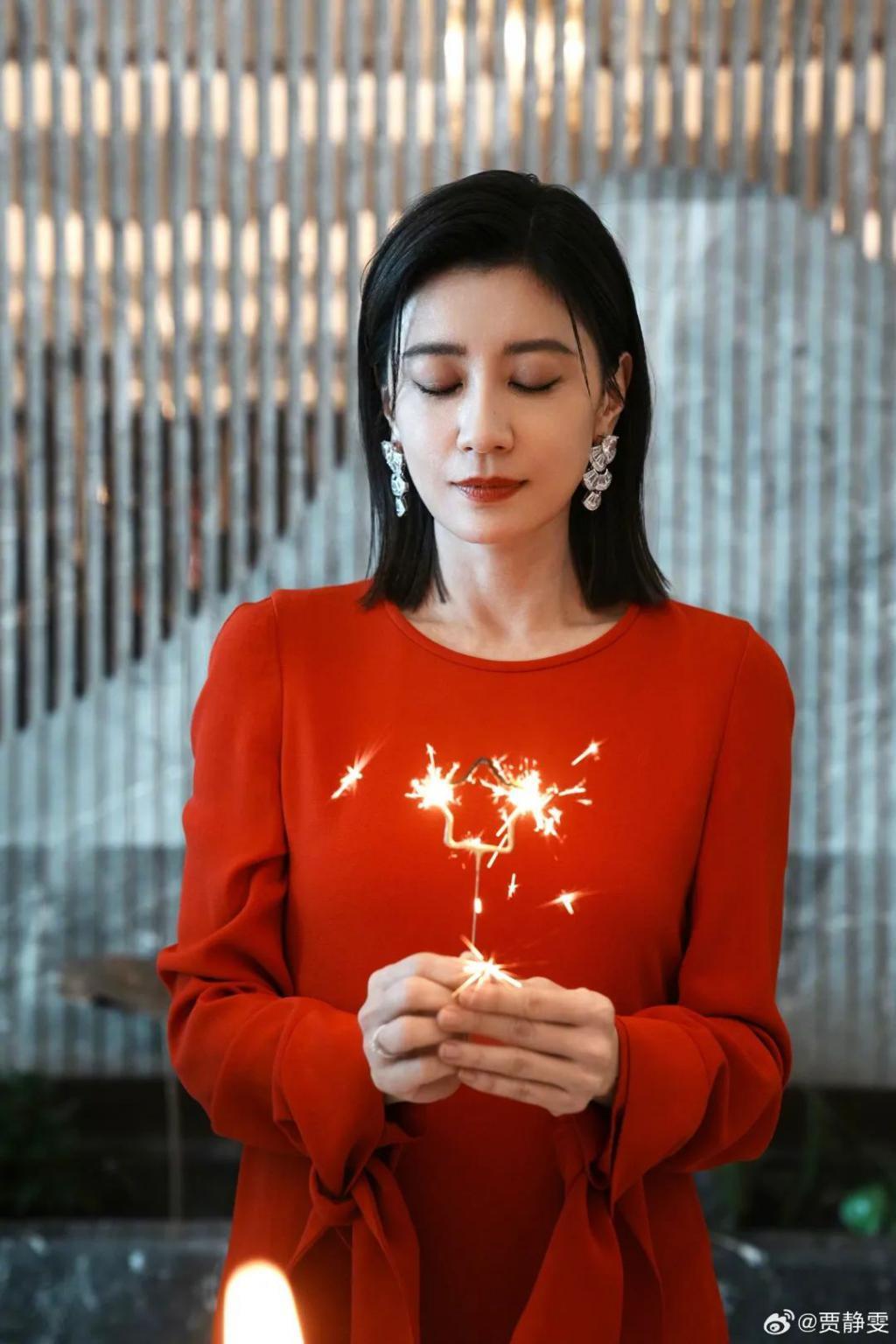 贾静雯庆祝49岁生日，获咘咘波妞探班，晒与亡父另类同框惹人泪目