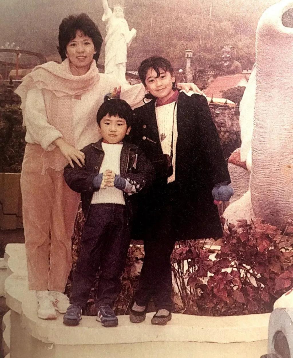 贾静雯庆祝49岁生日，获咘咘波妞探班，晒与亡父另类同框惹人泪目