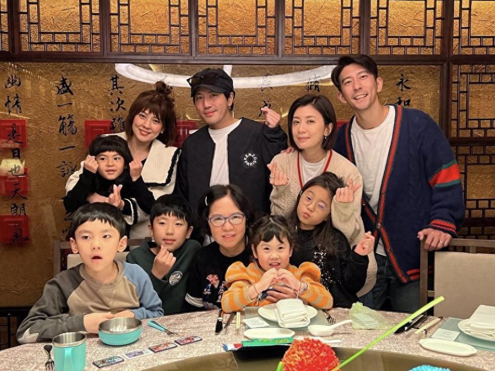 贾静雯庆祝49岁生日，获咘咘波妞探班，晒与亡父另类同框惹人泪目