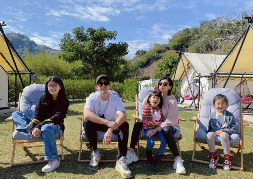 贾静雯庆祝49岁生日，获咘咘波妞探班，晒与亡父另类同框惹人泪目