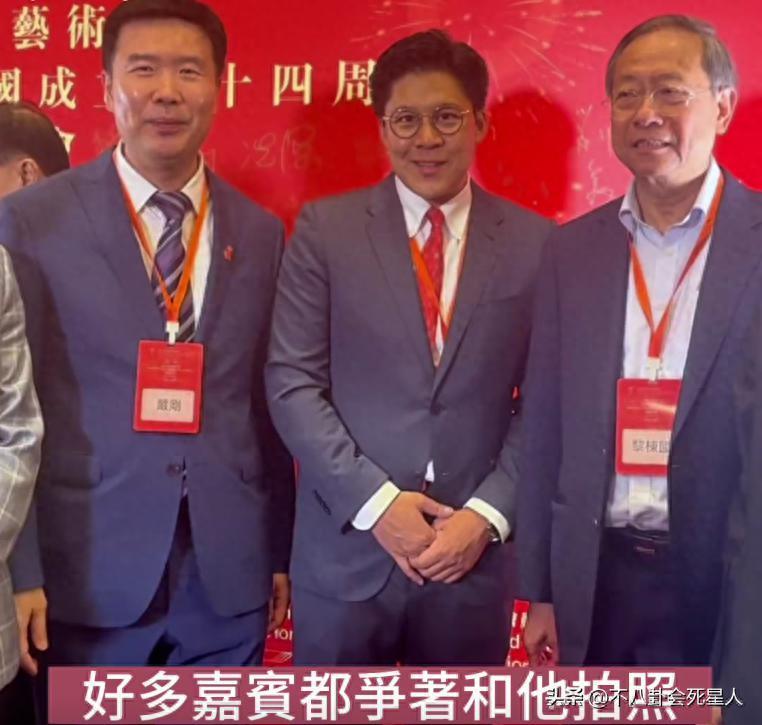 霍启刚亚运会后人气“升级”，回港被争先合照，娶对妻子很重要