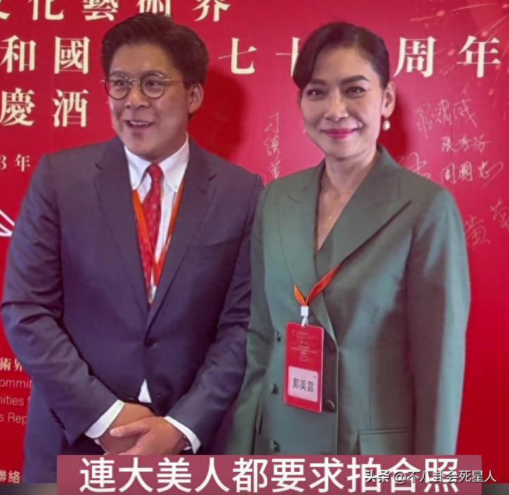 霍启刚亚运会后人气“升级”，回港被争先合照，娶对妻子很重要