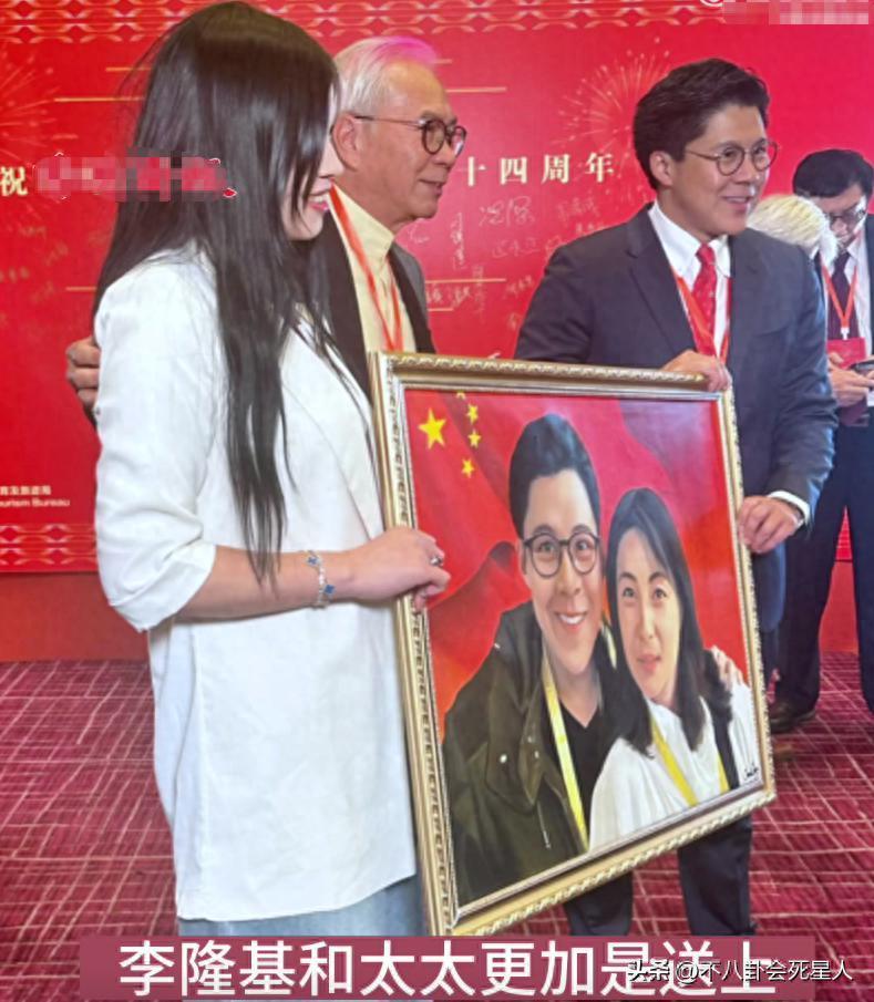 霍启刚亚运会后人气“升级”，回港被争先合照，娶对妻子很重要