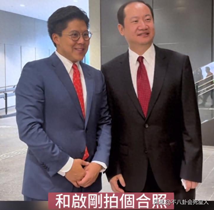 霍启刚亚运会后人气“升级”，回港被争先合照，娶对妻子很重要