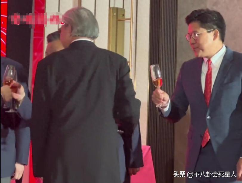 霍启刚亚运会后人气“升级”，回港被争先合照，娶对妻子很重要