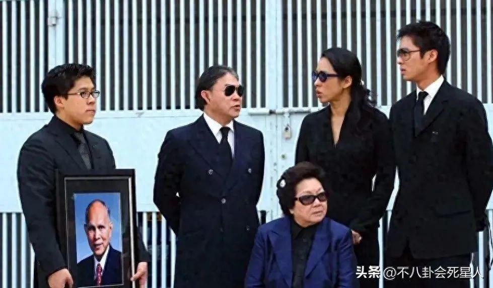霍启刚亚运会后人气“升级”，回港被争先合照，娶对妻子很重要