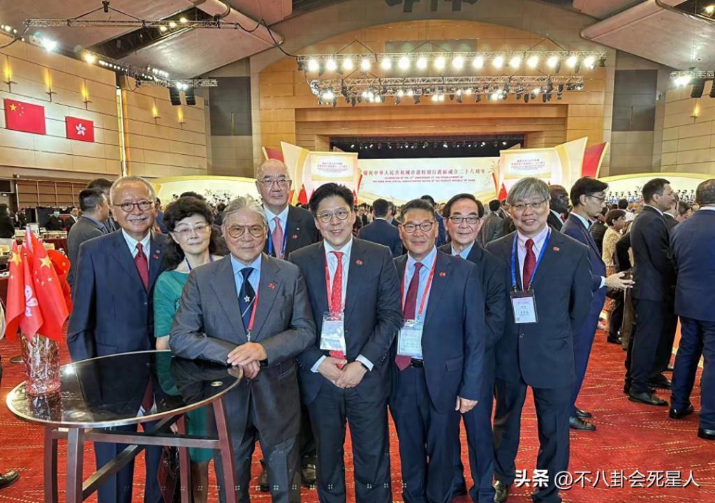霍启刚亚运会后人气“升级”，回港被争先合照，娶对妻子很重要