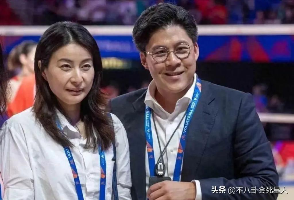 霍启刚亚运会后人气“升级”，回港被争先合照，娶对妻子很重要