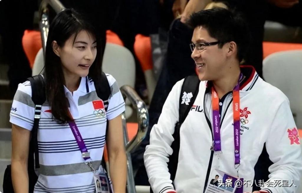 霍启刚亚运会后人气“升级”，回港被争先合照，娶对妻子很重要