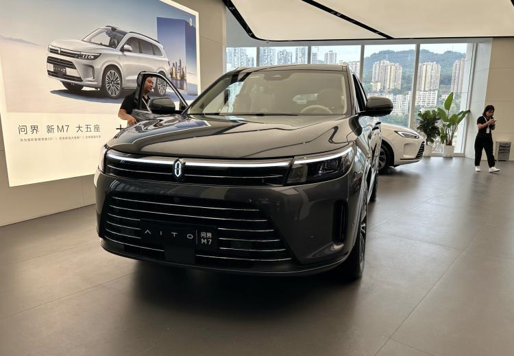 华为苏醒了，问界卖爆了