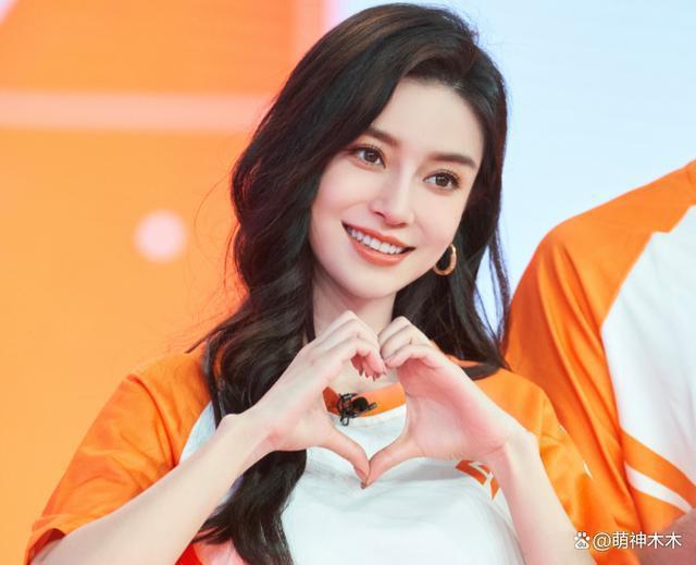 杨颖沉默不回应，跟杨幂聚会曝光，粉丝怒斥别拉杨幂下水