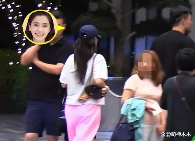 杨颖沉默不回应，跟杨幂聚会曝光，粉丝怒斥别拉杨幂下水