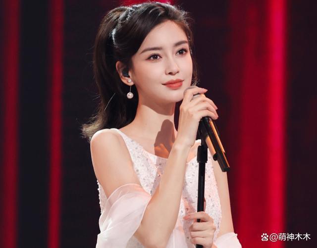 杨颖沉默不回应，跟杨幂聚会曝光，粉丝怒斥别拉杨幂下水