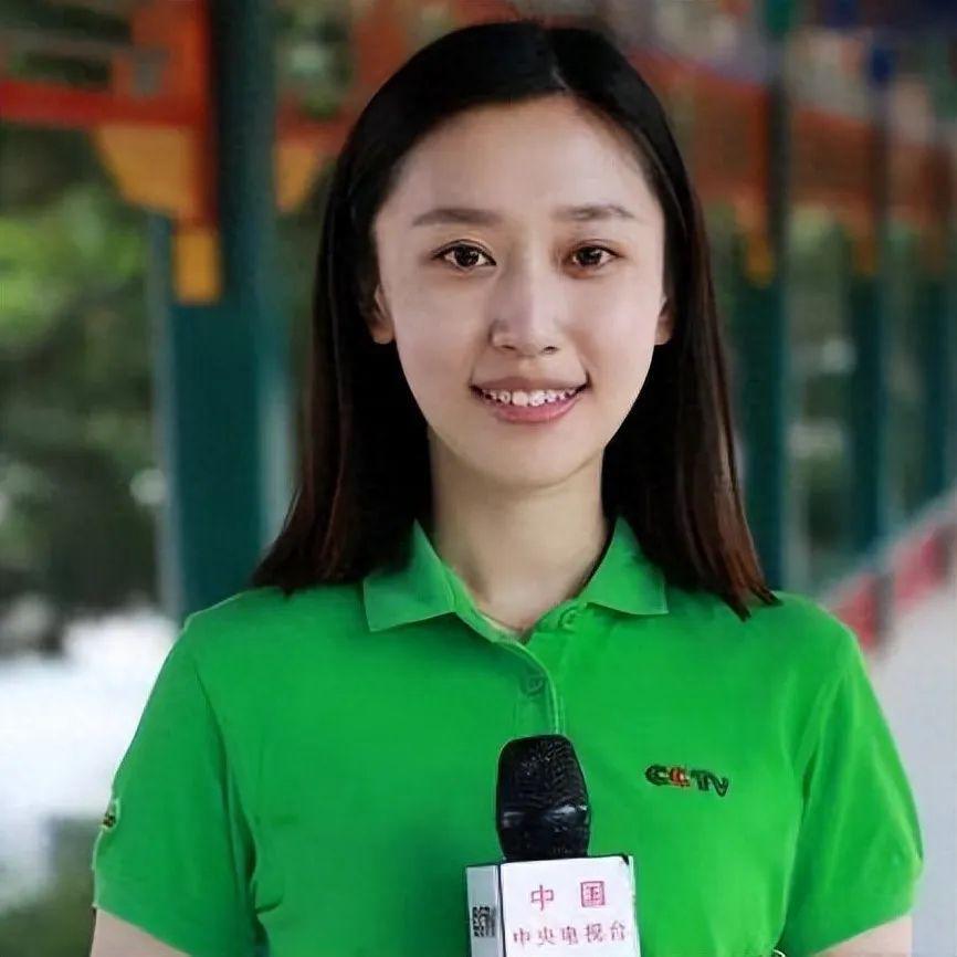 新闻联播90后美女主播受力捧!大量生活照曝光,清纯撞脸刘亦菲