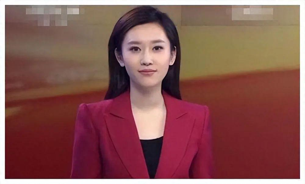 新闻联播90后美女主播受力捧!大量生活照曝光,清纯撞脸刘亦菲