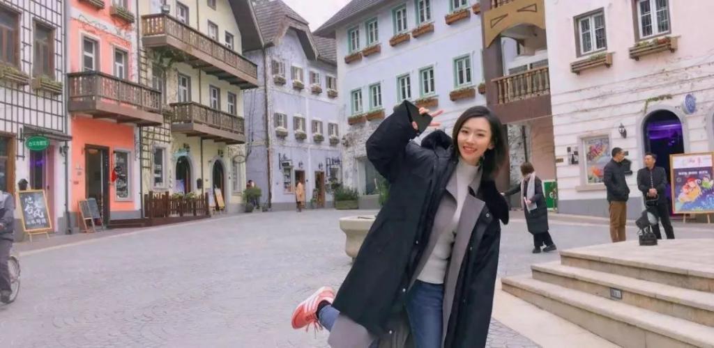 新闻联播90后美女主播受力捧!大量生活照曝光,清纯撞脸刘亦菲