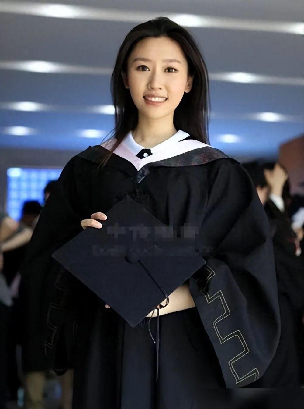 新闻联播90后美女主播受力捧!大量生活照曝光,清纯撞脸刘亦菲