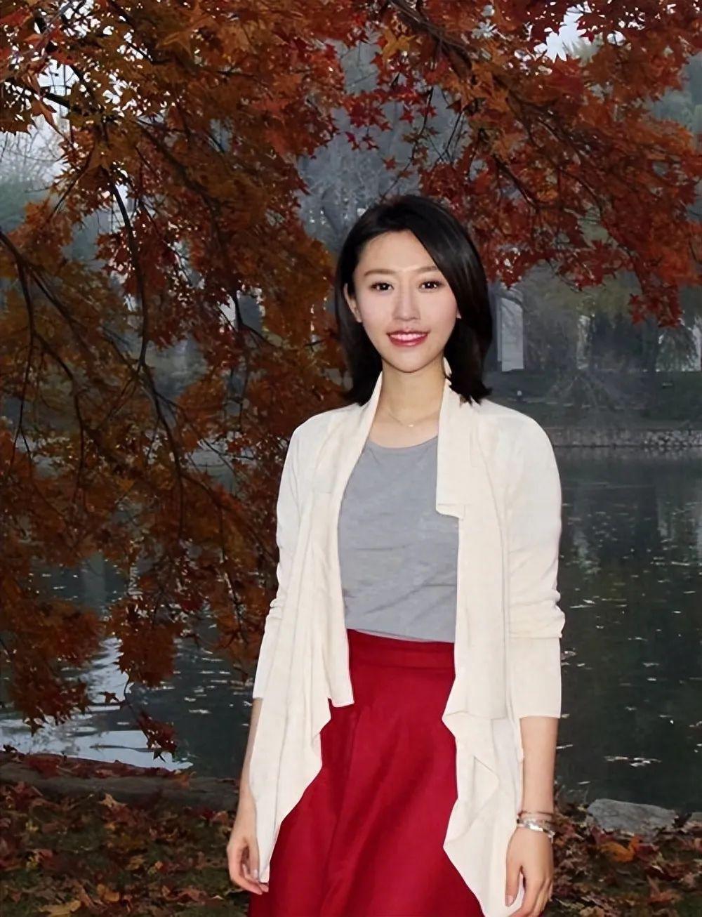 新闻联播90后美女主播受力捧!大量生活照曝光,清纯撞脸刘亦菲
