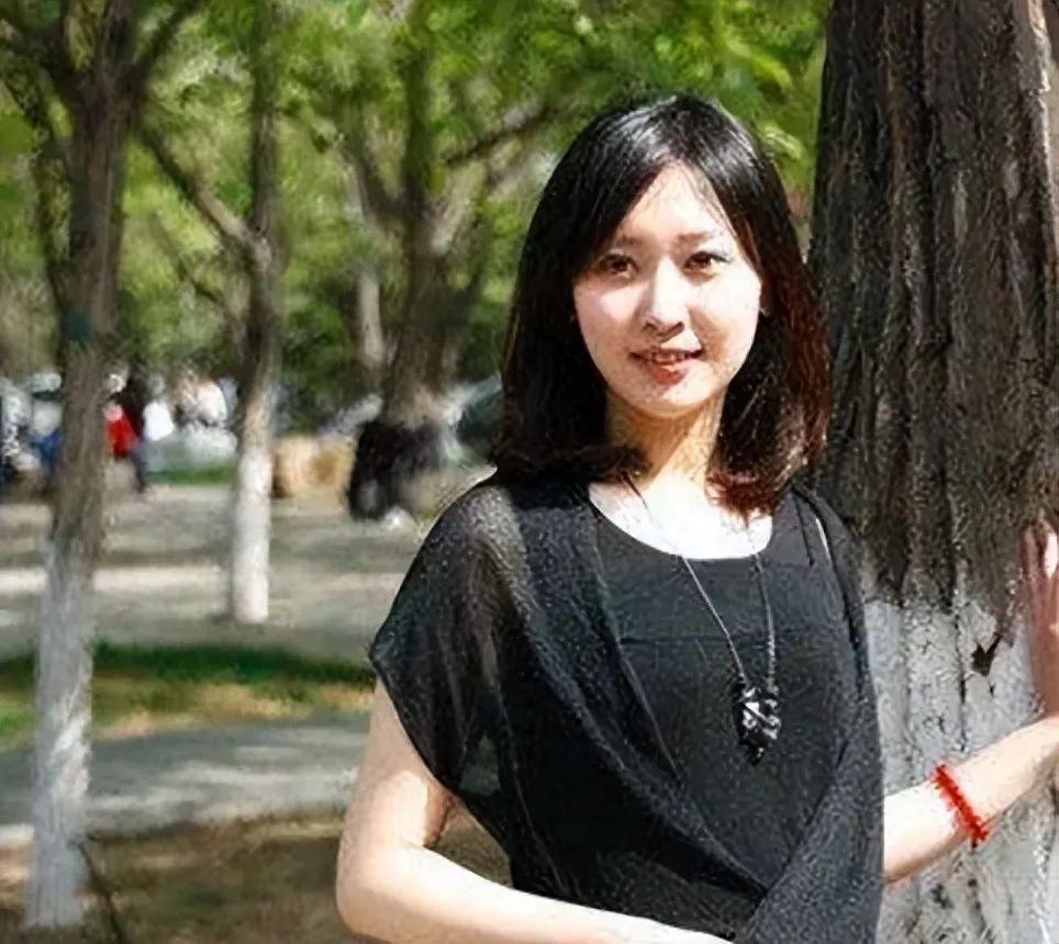 新闻联播90后美女主播受力捧!大量生活照曝光,清纯撞脸刘亦菲