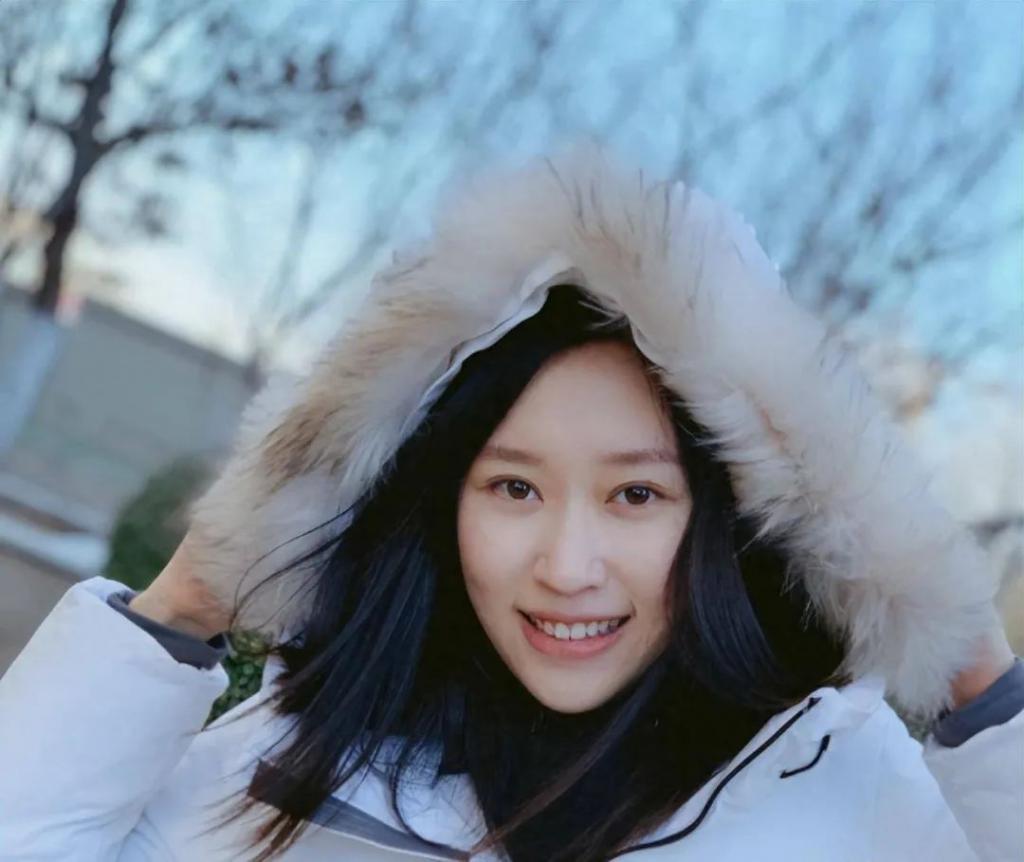 新闻联播90后美女主播受力捧!大量生活照曝光,清纯撞脸刘亦菲