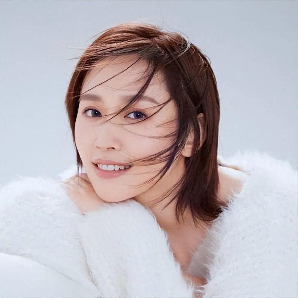 新闻联播90后美女主播受力捧!大量生活照曝光,清纯撞脸刘亦菲