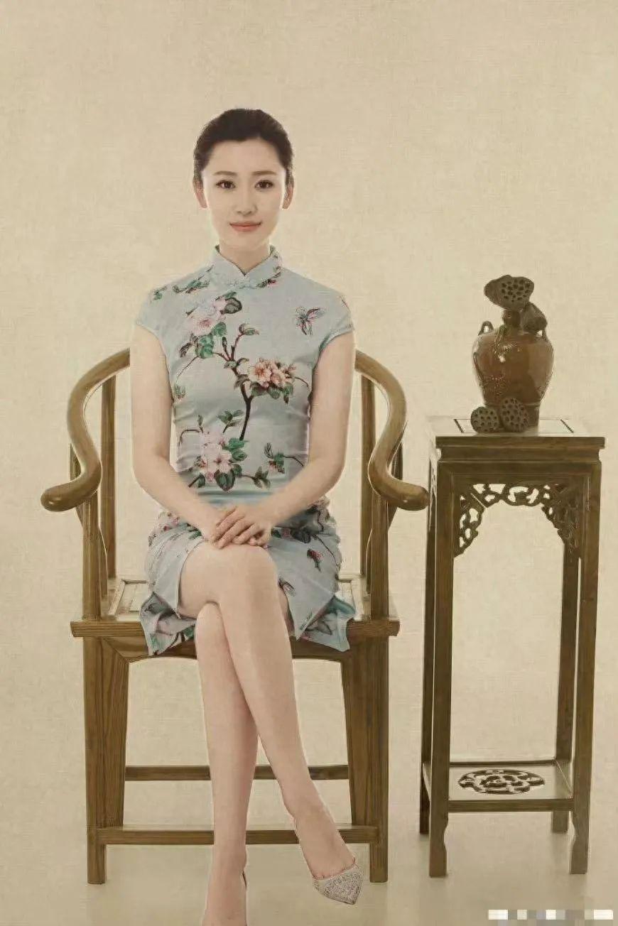 新闻联播90后美女主播受力捧!大量生活照曝光,清纯撞脸刘亦菲