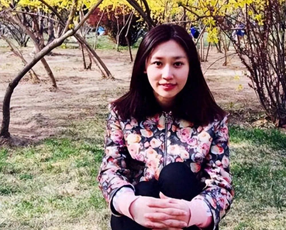 新闻联播90后美女主播受力捧!大量生活照曝光,清纯撞脸刘亦菲