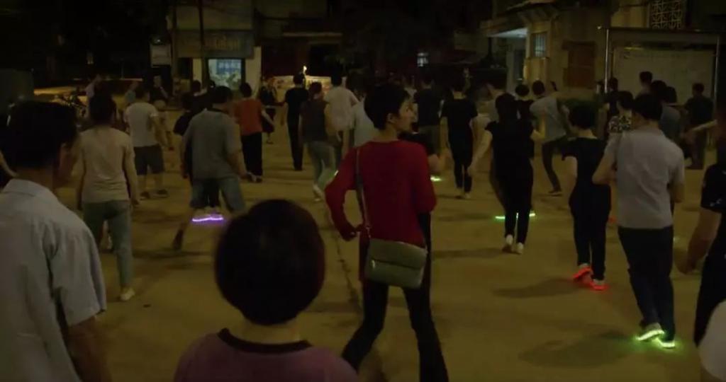 “又土又丑，他靠摆烂又红了”