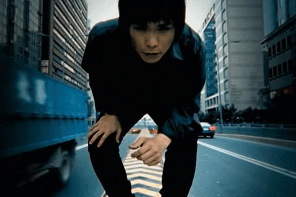 “又土又丑，他靠摆烂又红了”