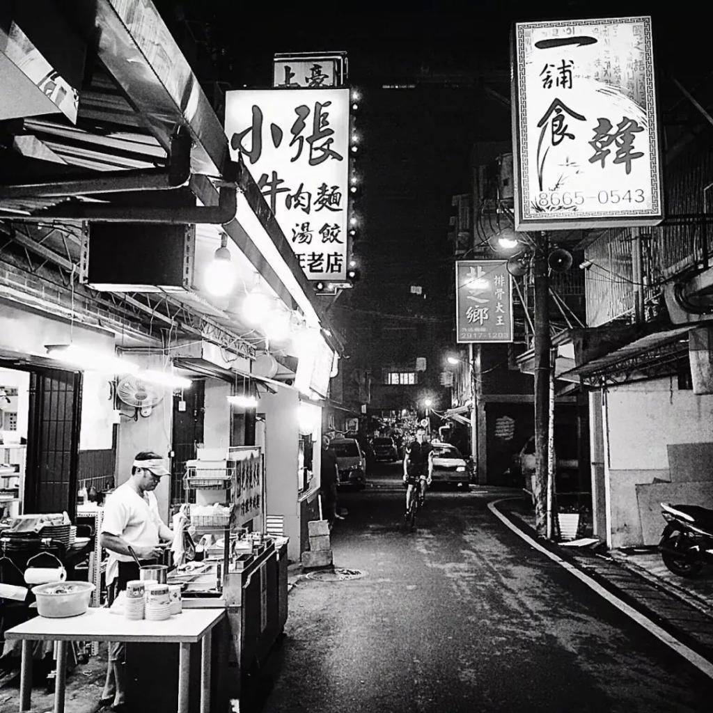 “又土又丑，他靠摆烂又红了”