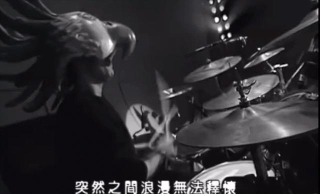 “又土又丑，他靠摆烂又红了”