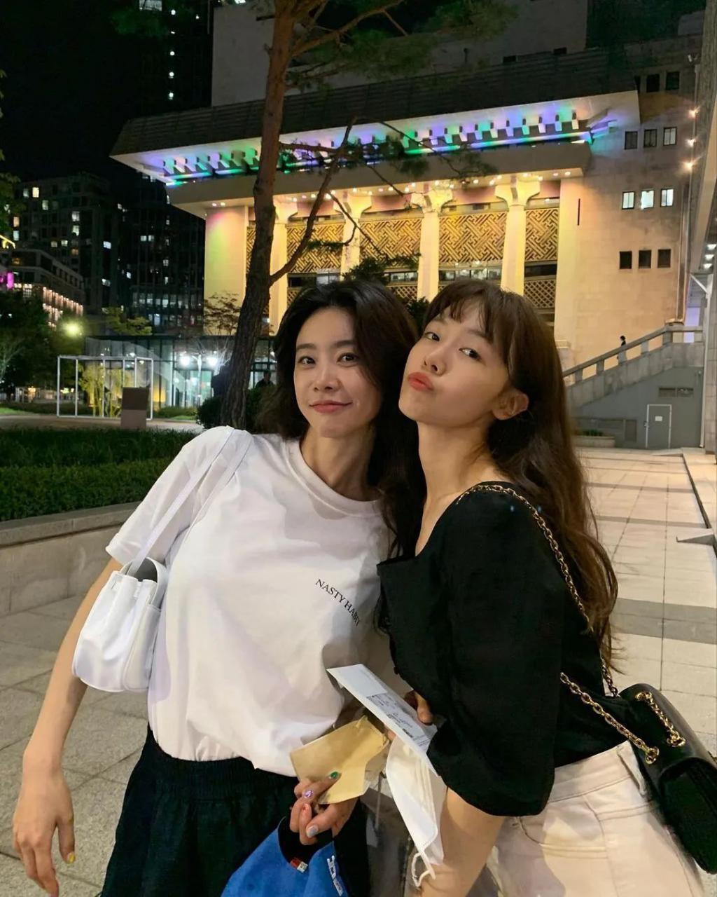 因戏结缘，顶流女团出身的她即将与理想型男演员步入婚姻殿堂