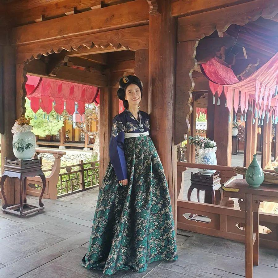 因戏结缘，顶流女团出身的她即将与理想型男演员步入婚姻殿堂