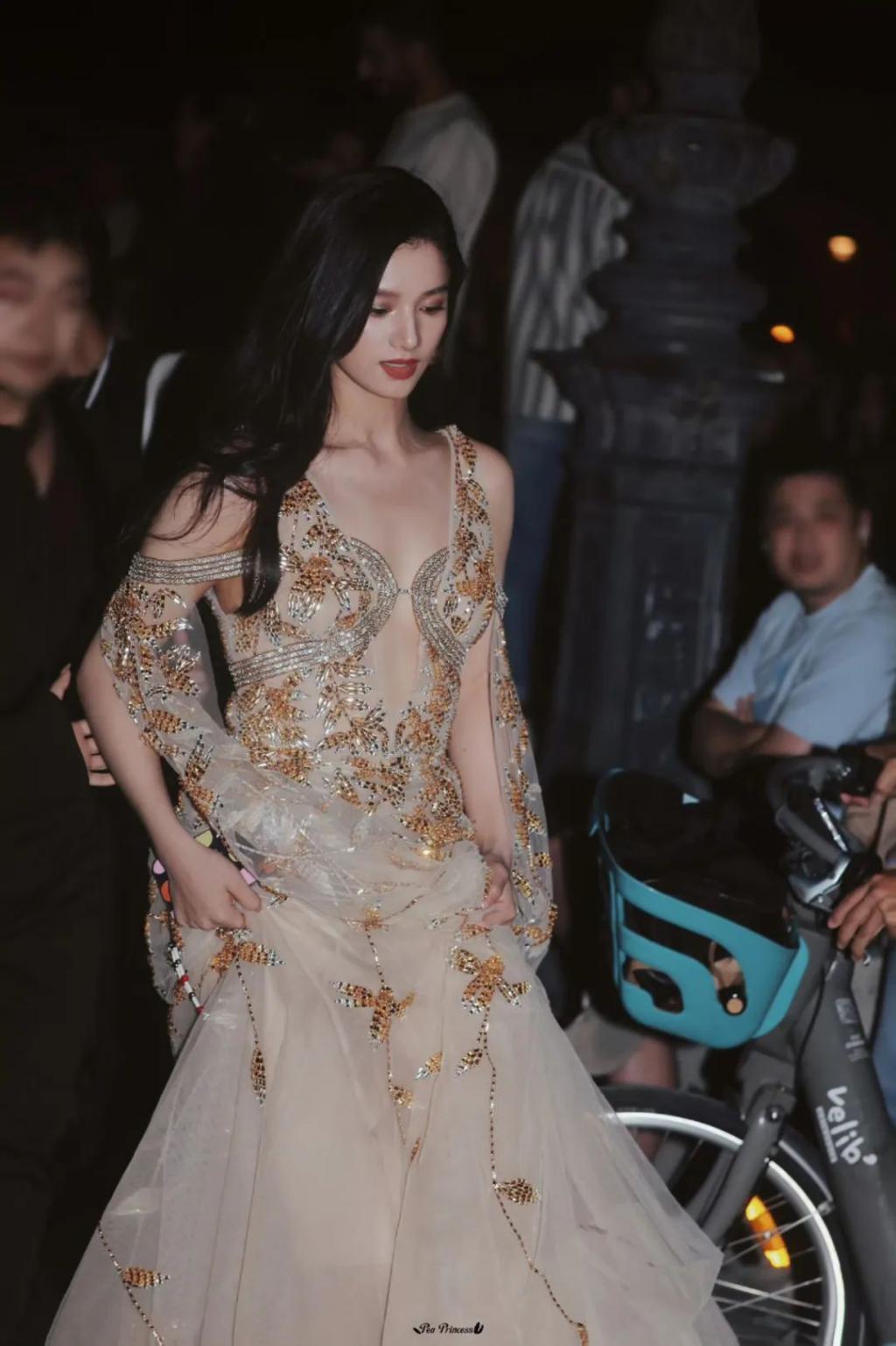 95花、85花，谁更能撑住场子，时装周走一圈就知道了！