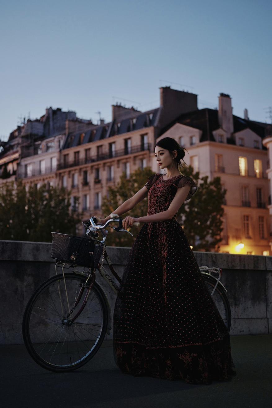 95花、85花，谁更能撑住场子，时装周走一圈就知道了！