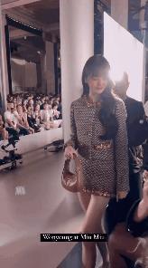 出席活动被指油腻显老？网友对女爱豆真的好严格