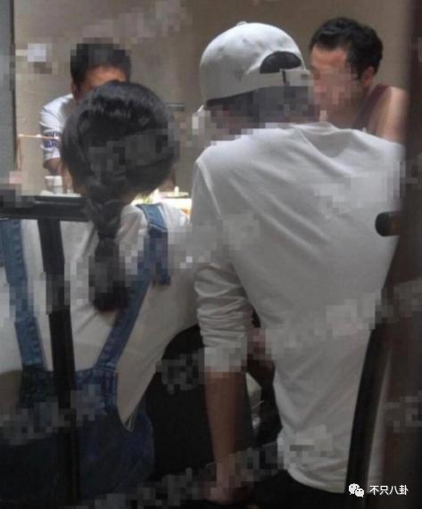 不仅恋爱还把女友锁别墅？这下都在担心他还能不能红了！