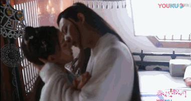 不仅恋爱还把女友锁别墅？这下都在担心他还能不能红了！